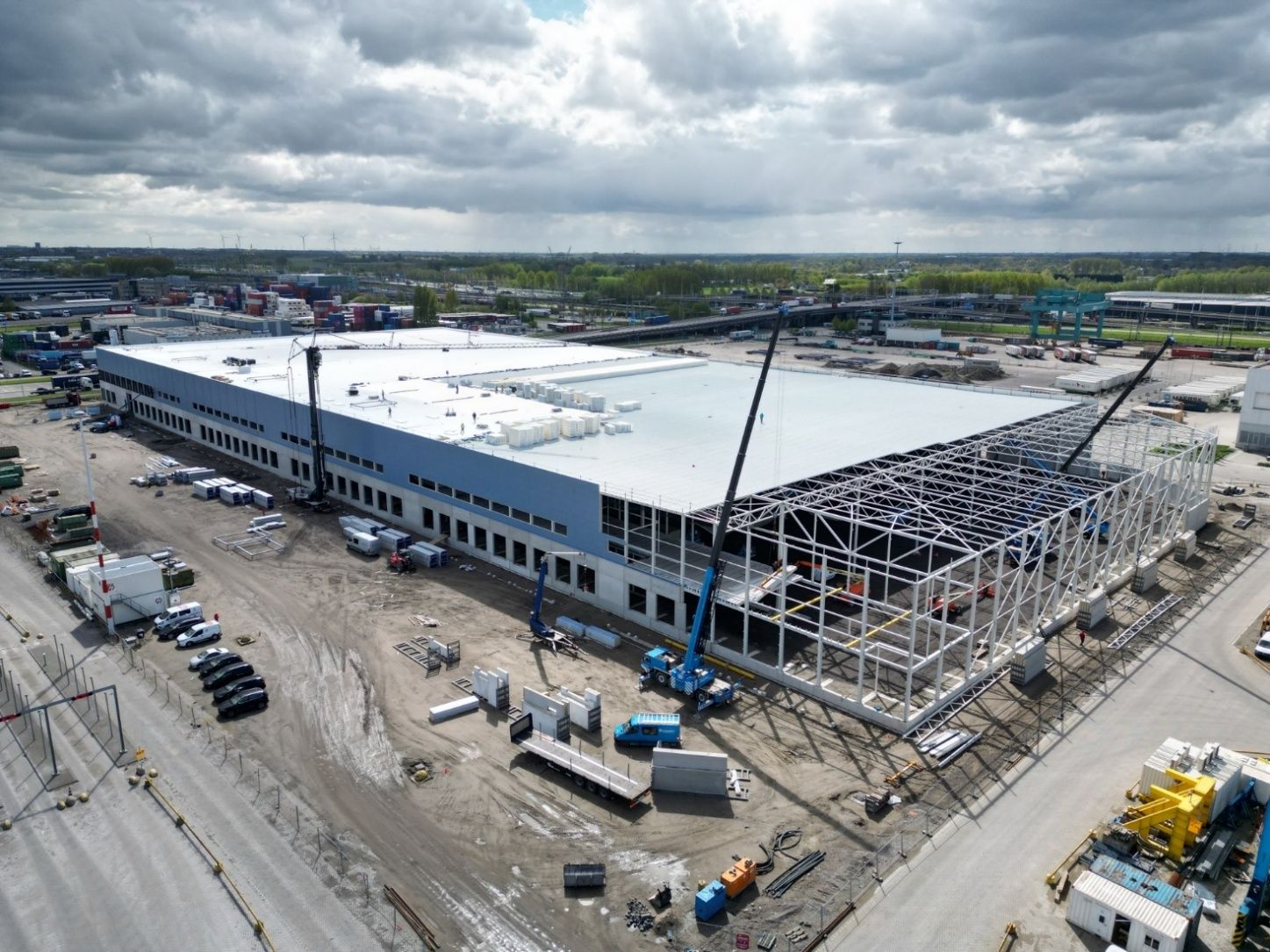 Distributiecentrum in aanbouw met staalconstructie