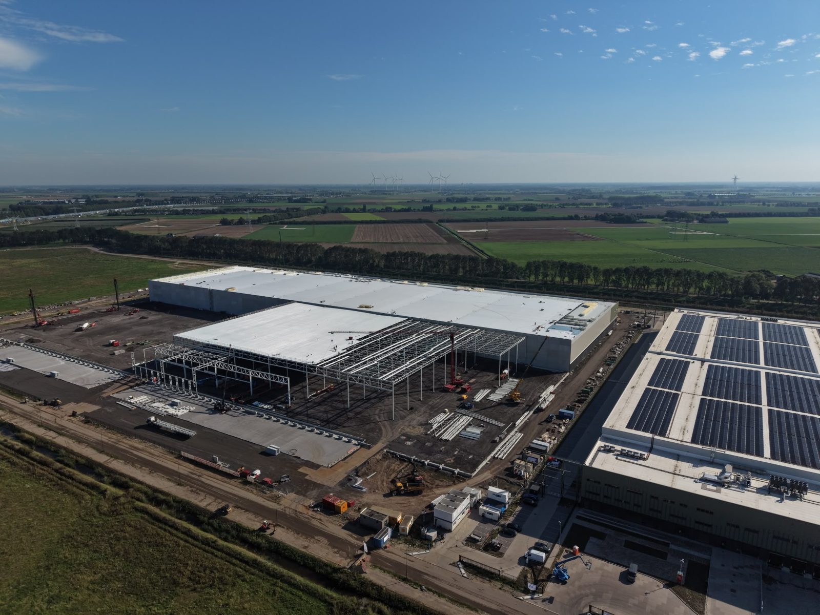 Luchtfoto van Warehouse B in aanbouw in Moerdijk