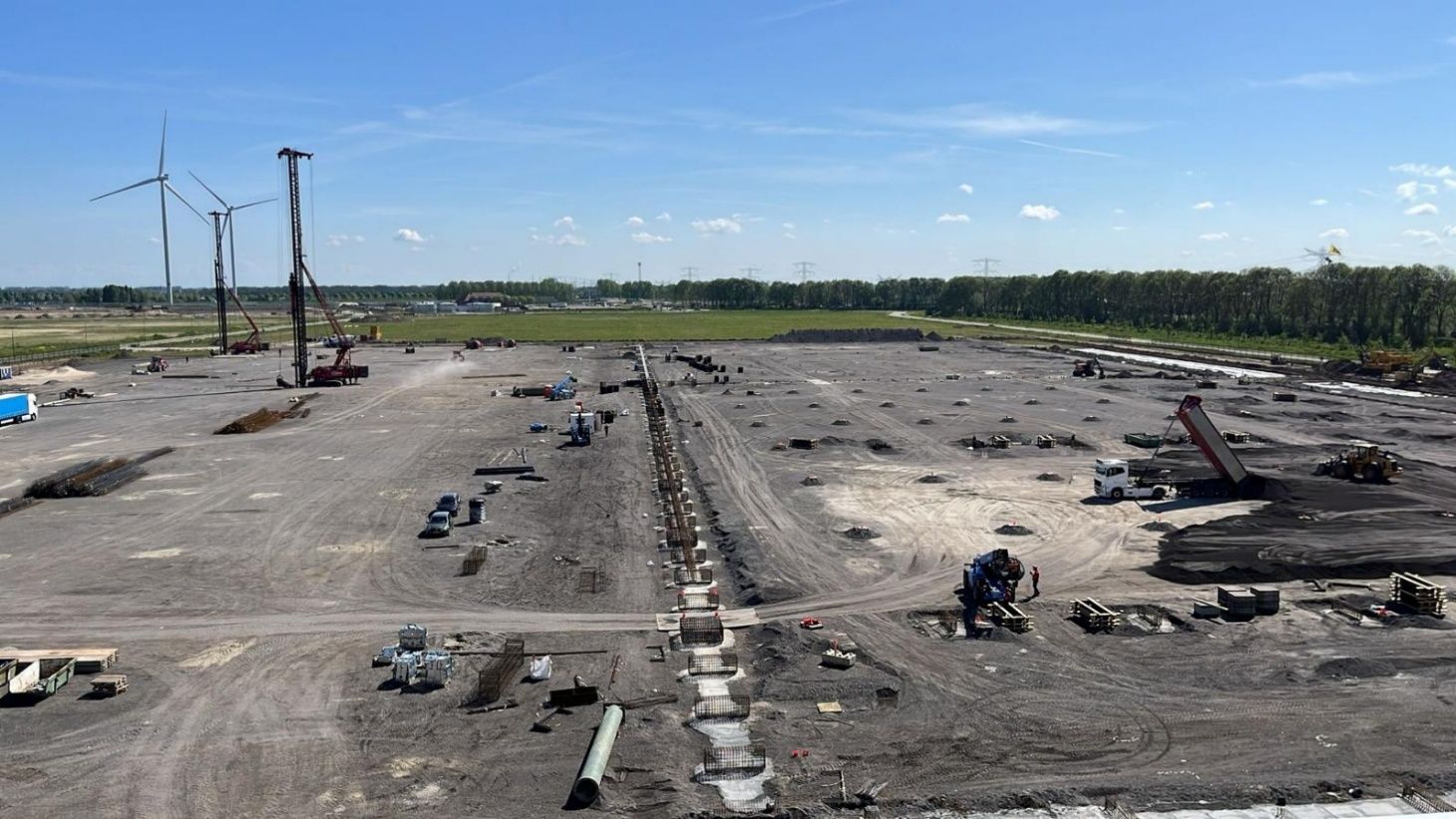 Bouwterrein in de beginfase met heistellingen